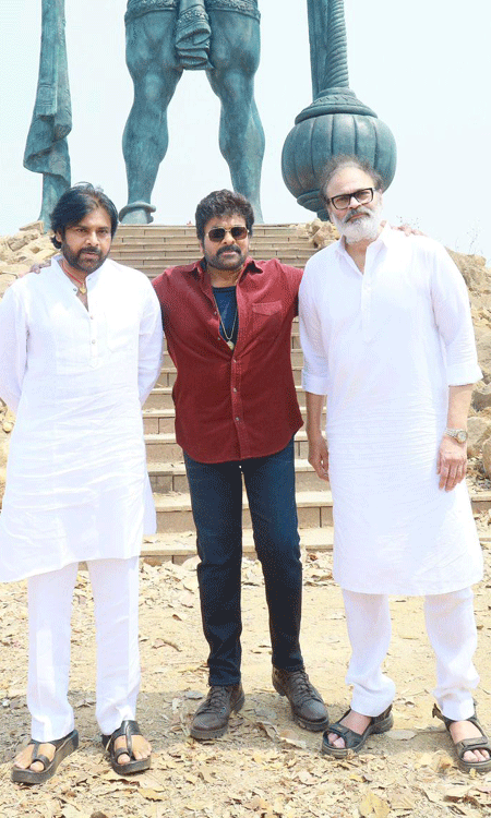 Brother�s Love:Chiranjeevi�s Blessings To Pawan Kalyan!