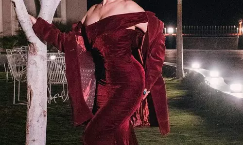 Sunny Leones Glam Avatar Blooms