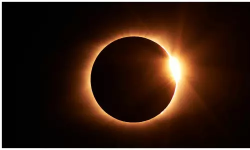 పట్టపగలు చిమ్మచీకట్లు.. సూర్యగ్రహణం ఎఫెక్టు.. ఎగబడ్డ అమెరికన్లు