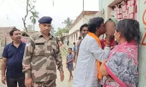 ప్రచారంలో ముద్దు పెట్టిన ఎంపీ... తప్పేమీ లేదంటున్న యువతి!