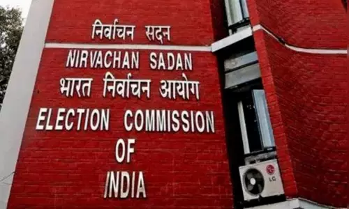 ఎవరూ తగ్గట్లేదు.. ఈసీ కొరడా ఝళిపిస్తే.. మొత్తానికి షాక్! ఎవరూ తగ్గట్లేదు.. ఈసీ కొరడా ఝళిపిస్తే.. మొత్తానికి షాక్!