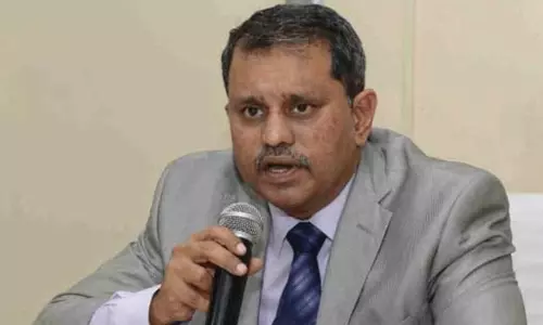 హాట్  టాపిక్.. రాజీనామా చేసిన వాలంటీర్ల పైనా నిమ్మగడ్డ  ఫిర్యాదు!