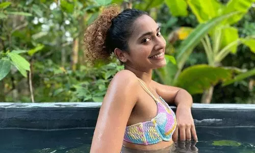 హీట్ పెంచేస్తోన్న తెలుగు పిల్ల.. నవ్వుతోనే పడేస్తోంది హీట్ పెంచేస్తోన్న తెలుగు పిల్ల.. నవ్వుతోనే పడేస్తోంది