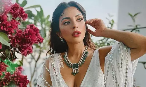 పిక్ టాక్ : అందాల సికిందర్‌ క్లీవేజ్‌ షో