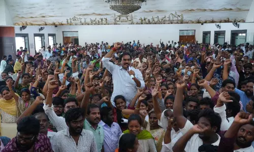 వాలంటీర్లు సిద్ధం… జగన్  కోసం మండపేటలో 800 మంది రాజీనామా!