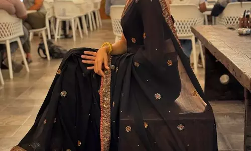 Andrea Jeremiah Stuns Fans with Elegant Black Saree Look Andrea Jeremiah Stuns Fans with Elegant Black Saree Look