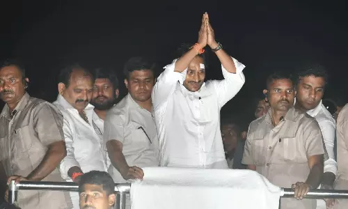 పెద్దాయన నా మీద రాళ్ళేయమంటున్నారు... జగన్ సంచలన ఆరోపణ !