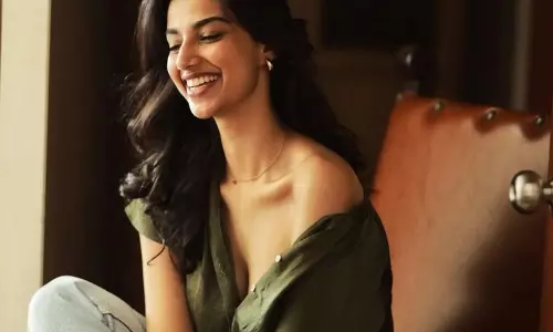 Meenakshi Chaudharys Chic Outfit