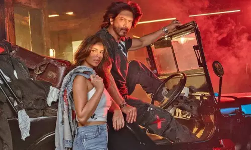 తొలి సినిమాలో తండ్రీ-కూతుళ్లు గురు శిష్యులు!