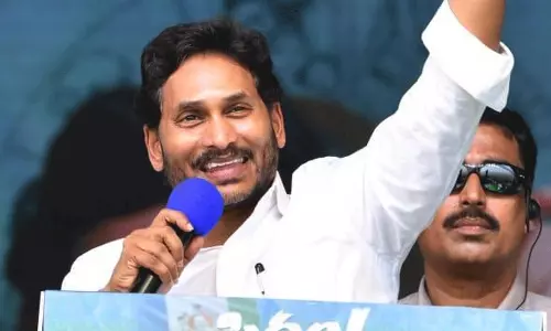 విలన్లకు హీరోలు బచ్చాల్లానే కనిపిస్తారు.. చంద్రబాబుకు ఇచ్చిపడేసిన జగన్! విలన్లకు హీరోలు బచ్చాల్లానే కనిపిస్తారు.. చంద్రబాబుకు ఇచ్చిపడేసిన జగన్!