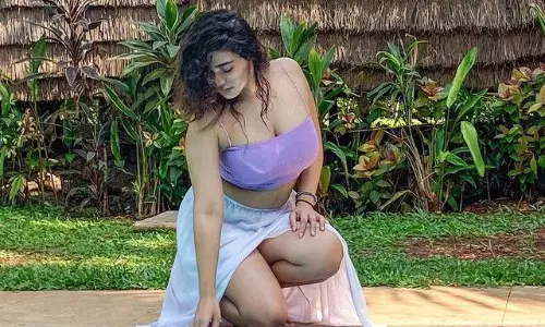 పిక్ టాక్ : రొమాంటిక్ బ్యూటీ రొమాంటిక్ ఫోజ్‌