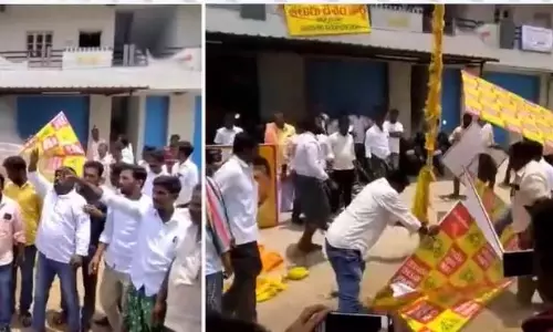చంద్రబాబు ఫ్లెక్సీలకు చెప్పు దెబ్బలు.. టీడీపీ కార్యకర్తలు ఫైర్! చంద్రబాబు ఫ్లెక్సీలకు చెప్పు దెబ్బలు.. టీడీపీ కార్యకర్తలు ఫైర్!