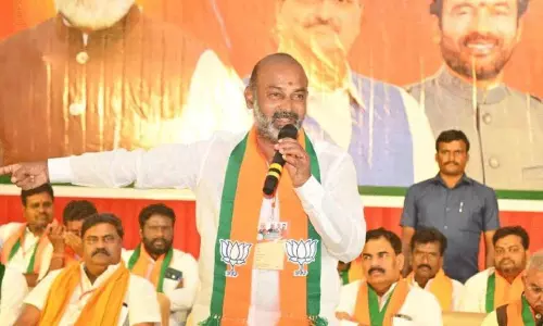 మీకు అభ్యర్థి గతిలేడు .. బండి మాస్ ర్యాగింగ్