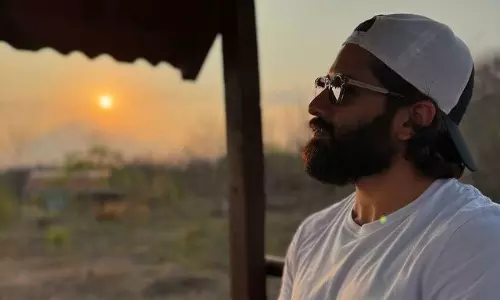 చైతూ.. సూర్యుడిని అలా చూస్తూ..