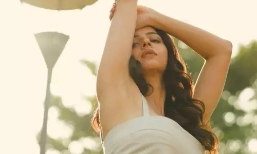 వేదిక నడుము మాయ.. బికినీ కంటే ఘాటుగా..