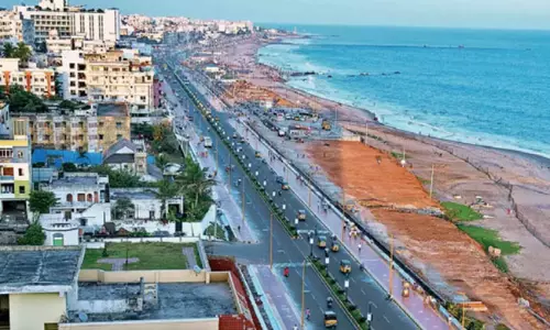 విశాఖ చుట్టూ విష వలస రాజకీయం!