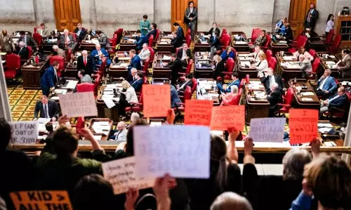 అమెరికా చ‌ట్ట‌స‌భ సంచ‌ల‌న నిర్ణ‌యం.. స్కూల్లోకి తుపాకుల అనుమ‌తి!