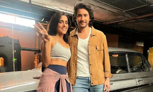 పిక్ టాక్ : మహేష్‌ వెంట ఉన్న ఈ బ్యూటీ ఎవరు?