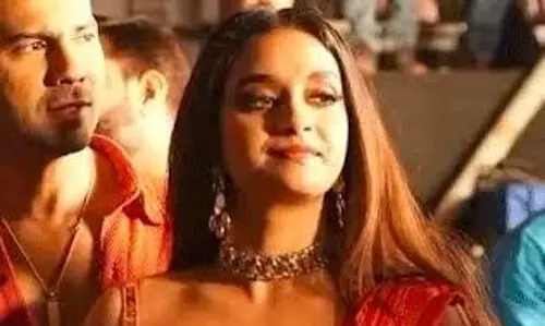 బాబోయ్ కీర్తి కూడా గ్లామర్ గేట్లు ఎత్తేసిందిగా ..!