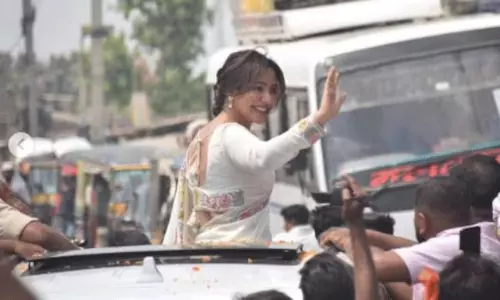 ఎన్నిక‌ల రోడ్ షోలో నేహా శర్మ హ‌ల్ చ‌ల్