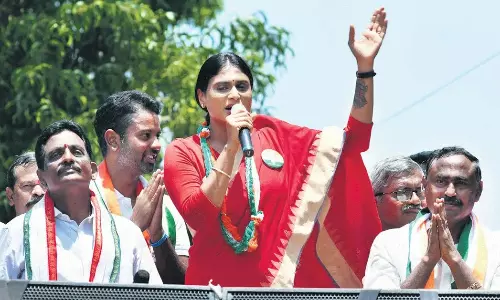 ఛార్జ్  షీట్ లో వైఎస్సార్  పేరు వ్యవహారం... మరో బాంబు పేల్చిన షర్మిల!