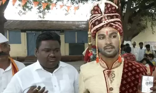 పోలింగ్ కేంద్రంలో పెళ్లికొడుకు.. ఓటేశాకే పెళ్లి పీటల మీద కూర్చున్నాడు