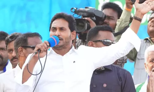 షర్మిళకు డిపాజిట్ కూడా రాదనేదే నా బాధ:... జగన్ సంచలన వ్యాఖ్యలు! షర్మిళకు డిపాజిట్ కూడా రాదనేదే నా బాధ:... జగన్ సంచలన వ్యాఖ్యలు!