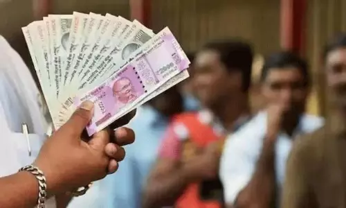 నిన్న సచివాలయాలకు, రేపు బ్యాంకులకు... పెన్షన్  కష్టాలకు కారకులెవరు?