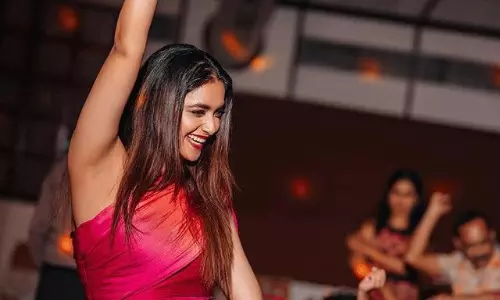 ఆ హీరోయిన్ గ్లామర్ ను మనోళ్లు వాడట్లేదు ఎందుకు..?