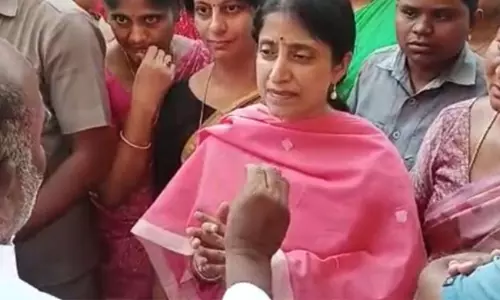 పాసు పుస్తకాలపై సీఎం జగన్ ఫోటో ఎందుకు? భారతిని సూటిగా అడిగేశాడు