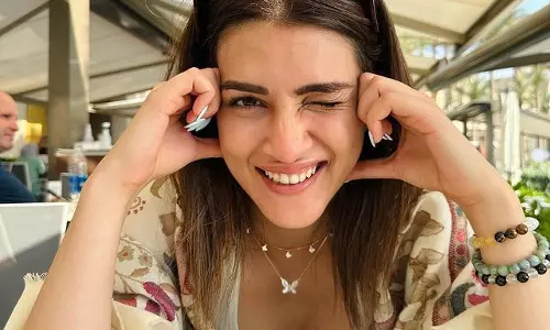 Kriti Sanons Sun-Kissed Charms Kriti Sanons Sun-Kissed Charms
