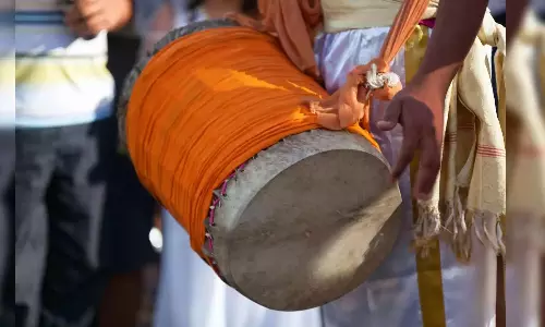 విడాకులిచ్చిన కూతురిని ఊరేగింపుగా తెచ్చుకున్న తండ్రి !