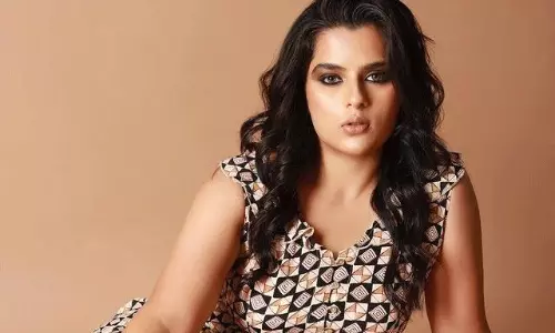 కావ్య కిల్లింగ్ లుక్స్.. ఏమా అందం?