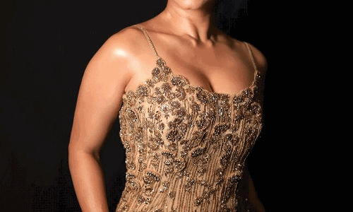 Tanishaa Sparkles in Gold as a Gold