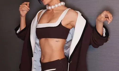 Jacqueline Flaunts Her Curves In A Sultry Pose