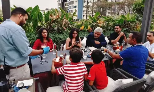 స్టార్ హీరో రెస్టారెంట్ లో ఫ్యామిలీతో ఇలా!