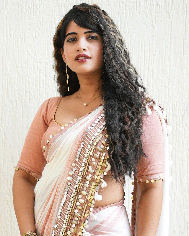Sravanthi Looks Gorgeous in Saree With Modern Elegance! Sravanthi Looks Gorgeous in Saree With Modern Elegance!