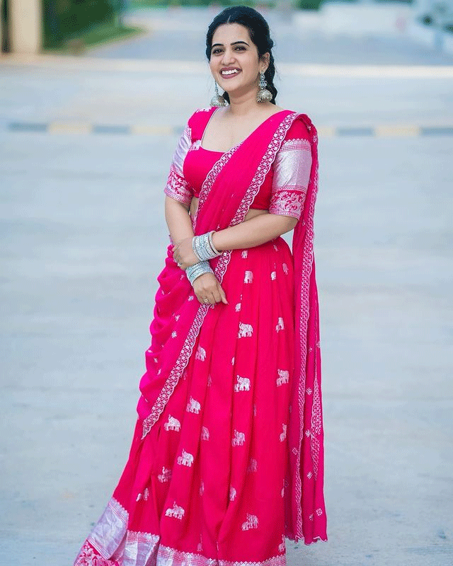Sravanthi Looks Gorgeous in Saree With Modern Elegance! Sravanthi Looks Gorgeous in Saree With Modern Elegance!