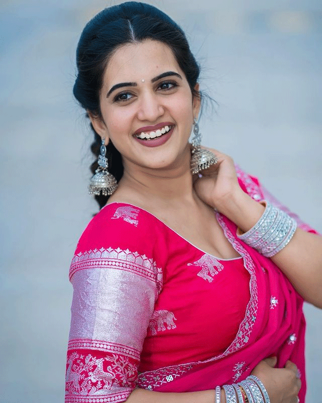 Sravanthi Looks Gorgeous in Saree With Modern Elegance! Sravanthi Looks Gorgeous in Saree With Modern Elegance!