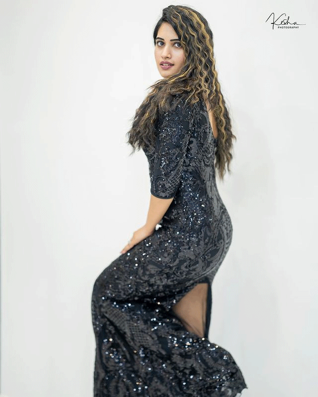 Sravanthi Looks Gorgeous in Saree With Modern Elegance! Sravanthi Looks Gorgeous in Saree With Modern Elegance!