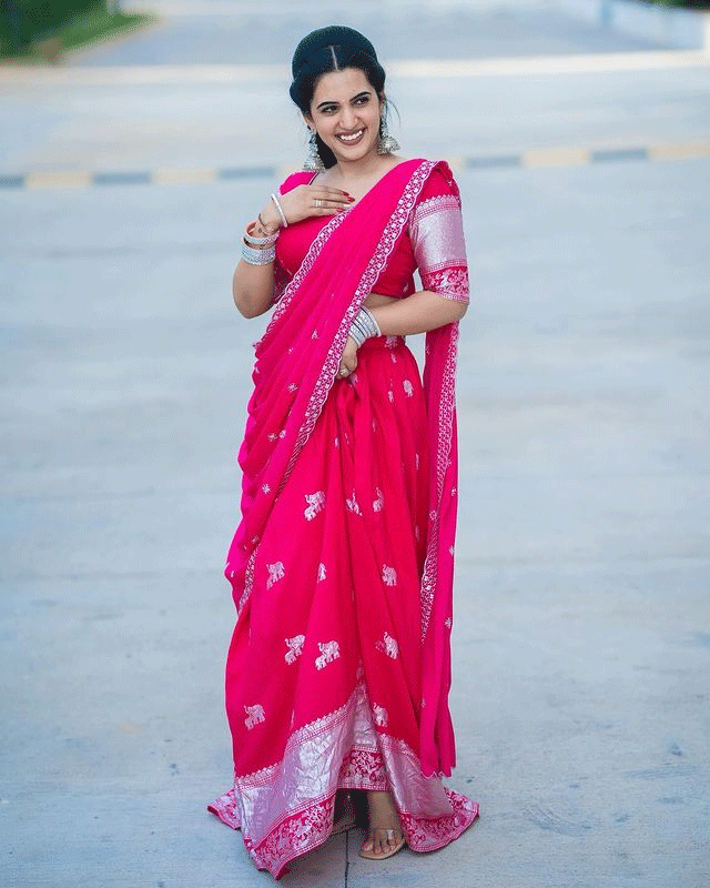 Sravanthi Looks Gorgeous in Saree With Modern Elegance! Sravanthi Looks Gorgeous in Saree With Modern Elegance!