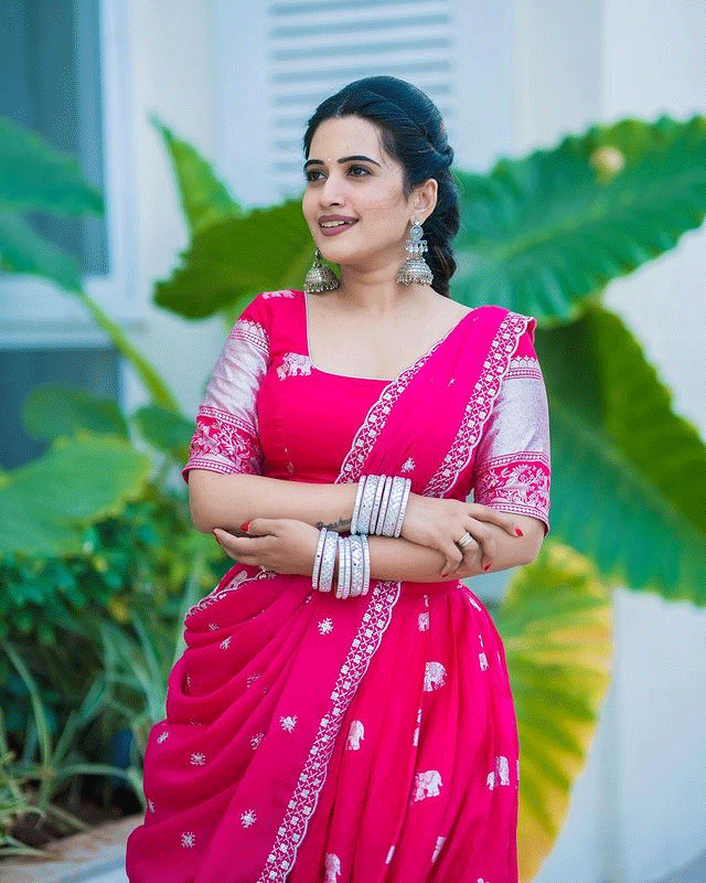 Sravanthi Looks Gorgeous in Saree With Modern Elegance!