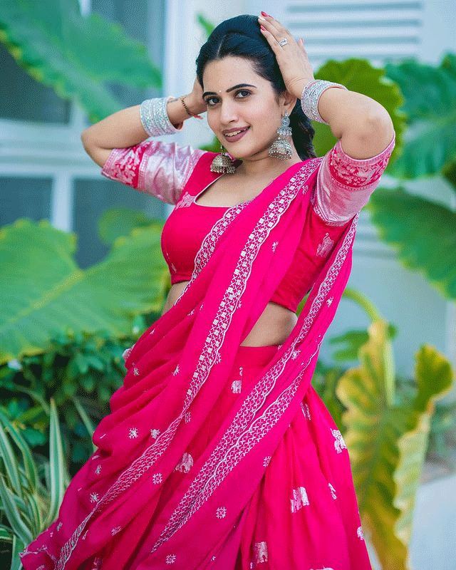 Sravanthi Looks Gorgeous in Saree With Modern Elegance!