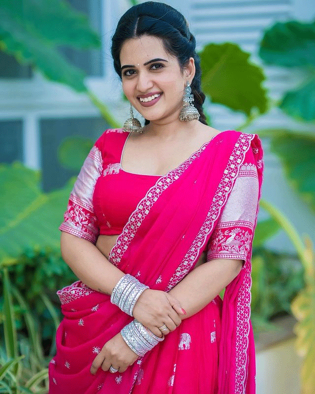 Sravanthi Looks Gorgeous in Saree With Modern Elegance! Sravanthi Looks Gorgeous in Saree With Modern Elegance!