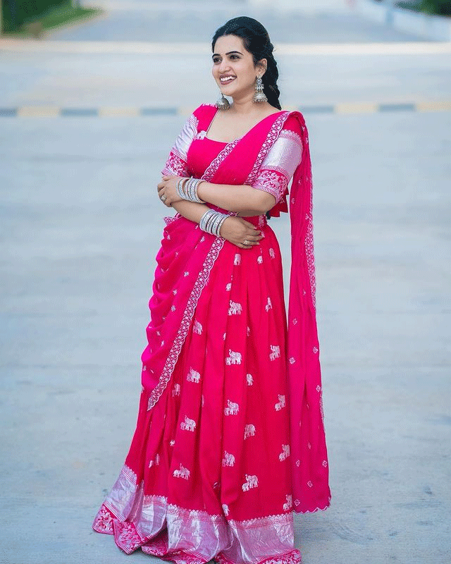Sravanthi Looks Gorgeous in Saree With Modern Elegance! Sravanthi Looks Gorgeous in Saree With Modern Elegance!