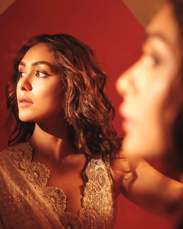 Mrunal Channels Sitas Grace in Saree!