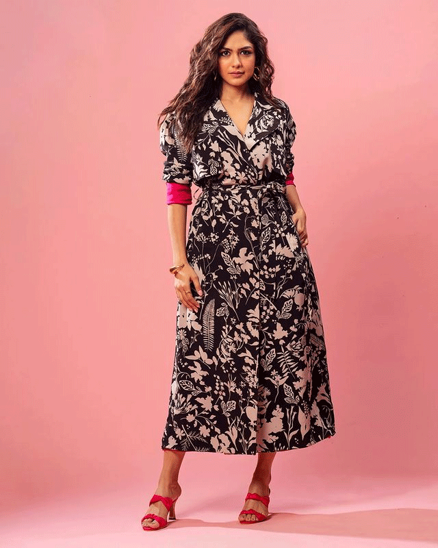 Mrunal Channels Sitas Grace in Saree!