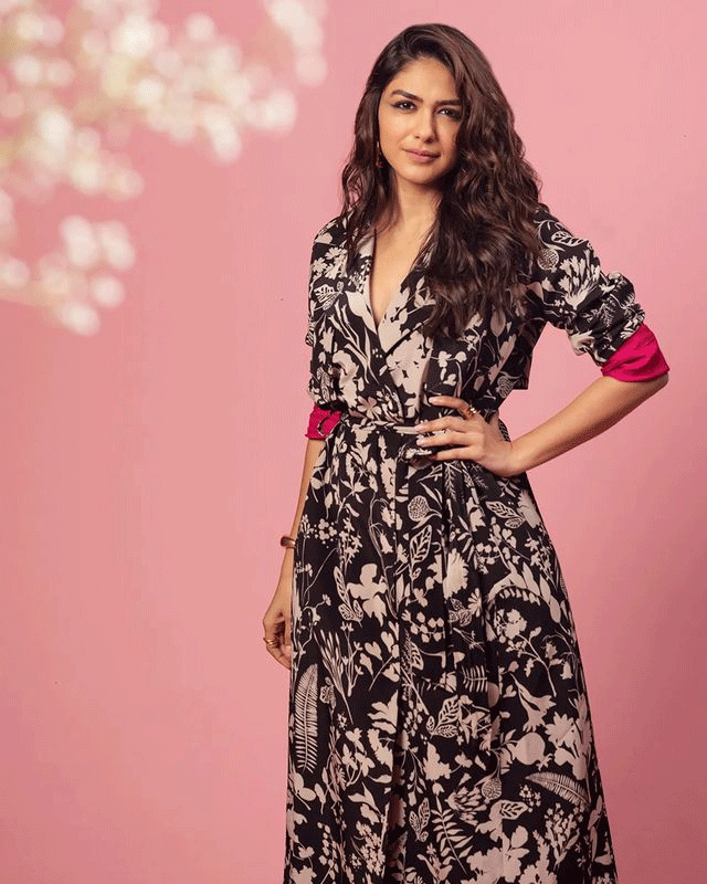 Mrunal Channels Sitas Grace in Saree! Mrunal Channels Sitas Grace in Saree!