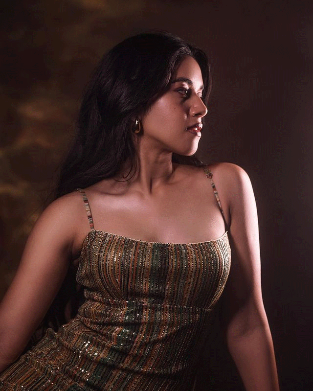 Mirnalini Ravi makes you look over her again and again Mirnalini Ravi makes you look over her again and again