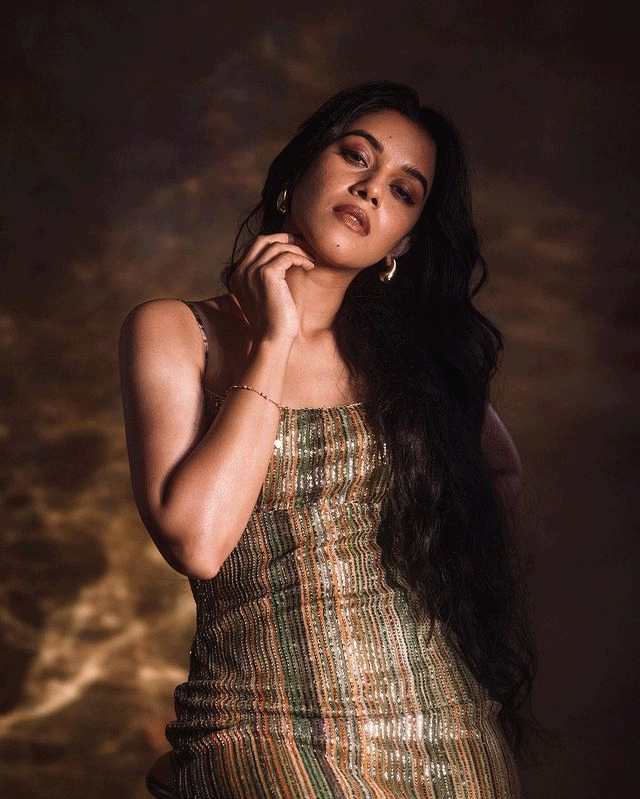 Mirnalini Ravi makes you look over her again and again